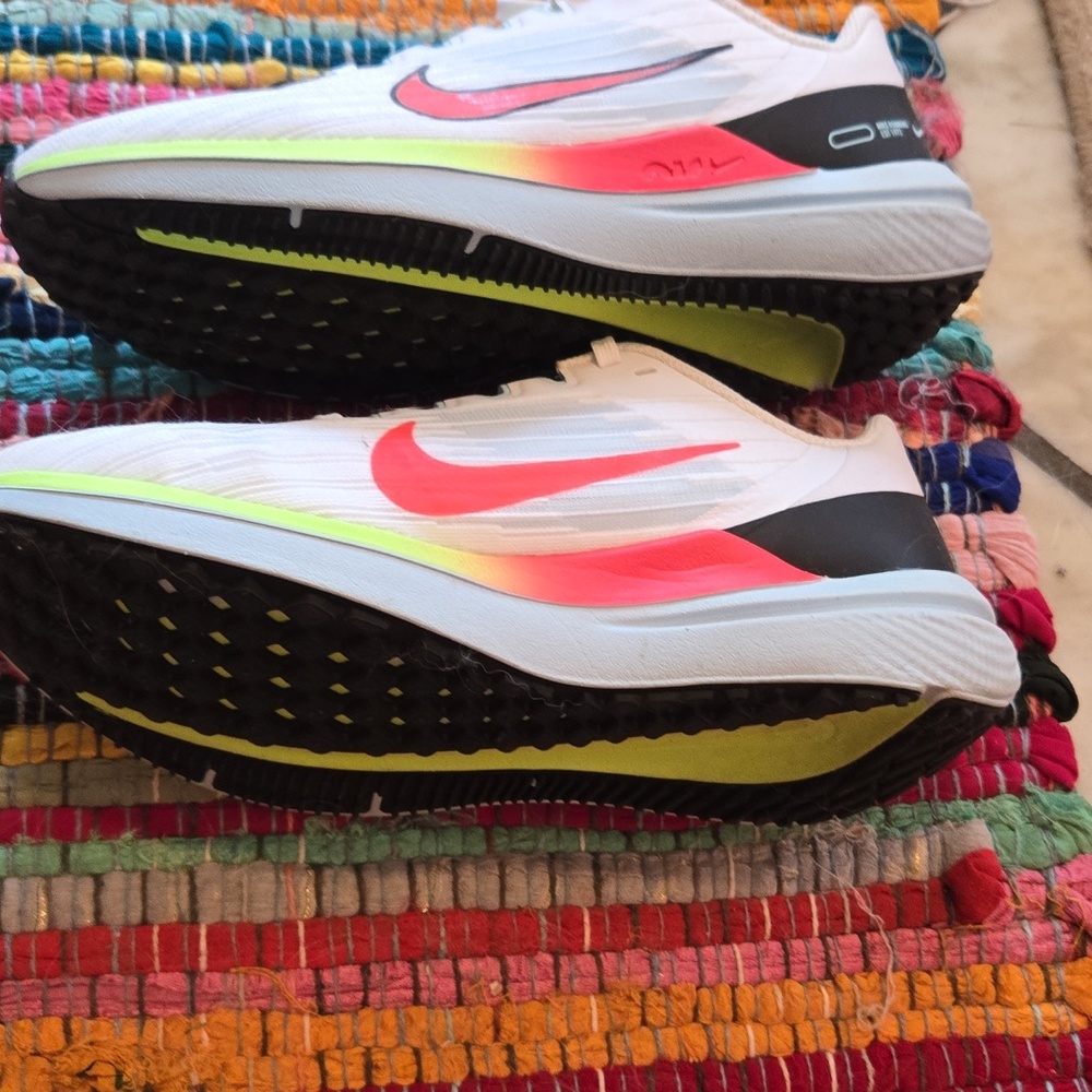 NIKE - Picture 3 of 3
